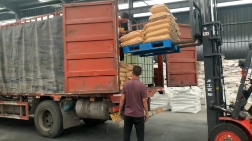 在山东省淄博市的工厂厂区，工人们有序地将污水处理raybey雷竞技最新官网地址装载到货车上，确保及时发货。