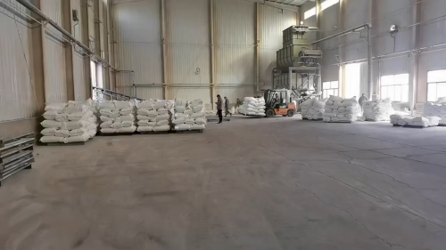工厂员工在检查装车的聚丙烯酰胺产品，确保质量。
