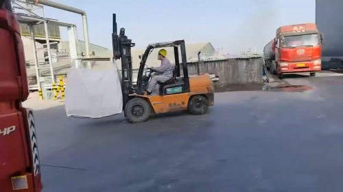 工厂厂区内聚丙烯酰胺产品装车过程，精准高效