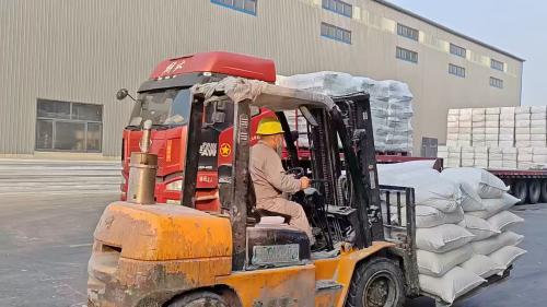 福建聚丙烯酰胺产品装车图，确保产品快速送达客户