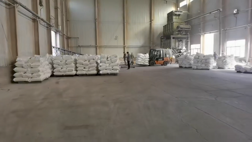 广东矿山用聚丙烯酰胺装车现场，展示产品的高效运输。