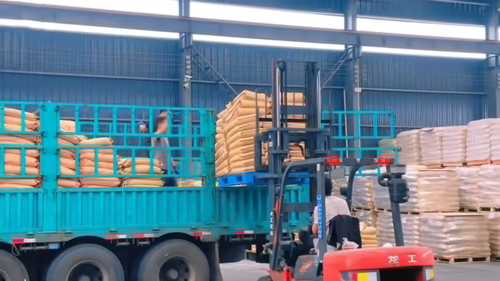 聚丙烯酰胺产品在工厂厂区装车，专注于矿山废水处理。