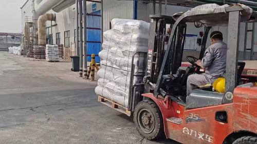 佳木斯油田聚丙烯酰胺装车现场，工厂生产的聚丙烯酰胺产品准备出货