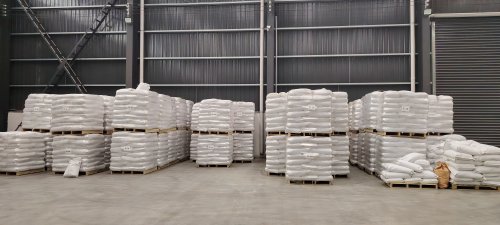 装车完成准备发货的聚丙烯酰胺产品，适用于污水处理沉淀用阴离子或阳离子PAM