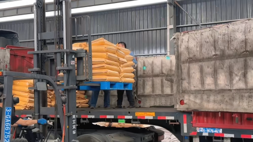 工厂生产线上的聚丙烯酰胺药剂（PAM）装车，助力污水处理行业。