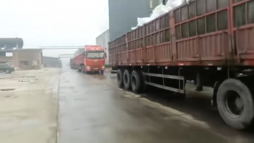 聚丙烯酰胺产品装车，规模化生产，满足大宗订单需求