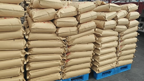 聚丙烯酰胺装车现场，提升煤泥水的处理效果与资源回收