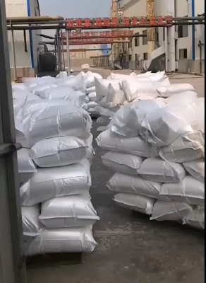 工厂厂区聚丙烯酰胺沉淀剂装车现场，产品准备配送