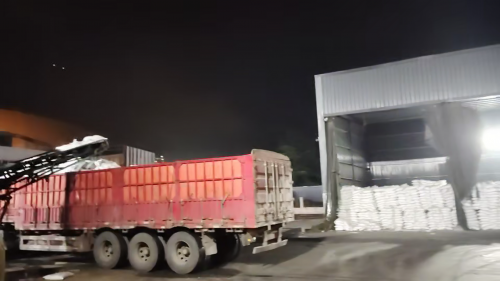 工厂工作人员在进行聚丙烯酰胺装车，确保快速配送客户需求