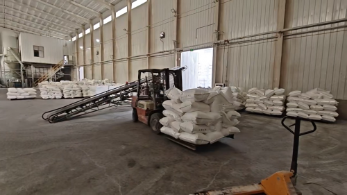 工厂车间聚丙烯酰胺产品装车
