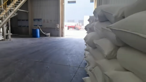工厂现场聚丙烯酰胺阴离子产品正在装车