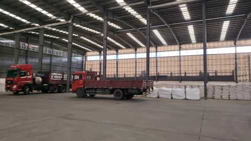 聚丙烯酰胺发货实况，装满PAM产品的货车准备出厂