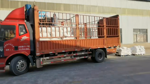 泥浆沉淀剂聚丙烯酰胺白药大货车装车完毕准备发运