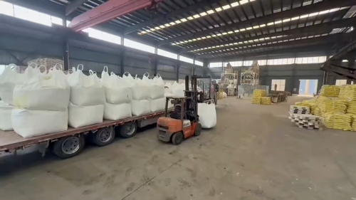 工人装运聚丙烯酰胺白药产品，用于洗沙泥浆快速沉淀处理