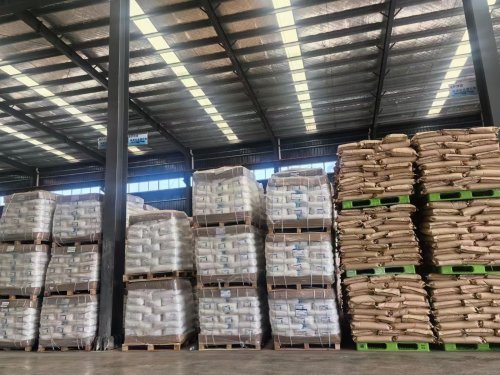 高质量聚丙烯酰胺助留剂产品装车准备中