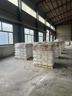 工业废水处理用聚丙烯酰胺产品装载装车画面