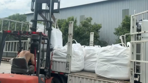 本溪聚丙烯酰胺助凝剂厂区整齐装车，助力高效污水处理