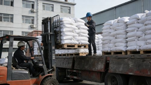 raybey雷竞技最新官网地址PAM工业级絮凝剂叉车装车发货现场堆放整齐